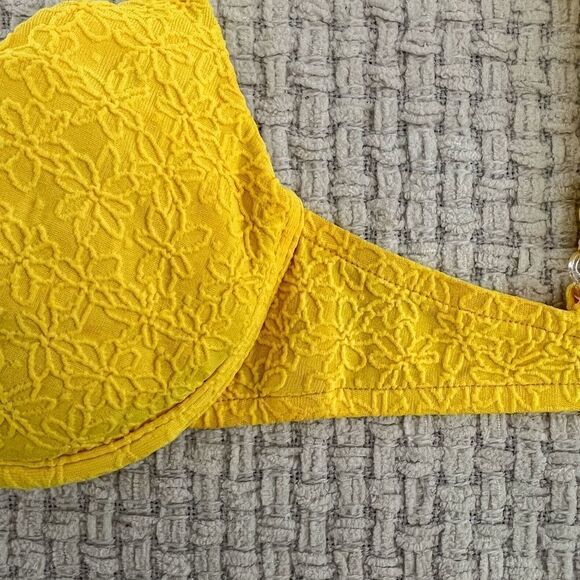 𝅺VINTAGE 90’s Bikini Top - Picture 4 of 6